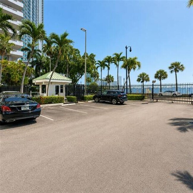 Building Photo - 1408 Brickell Bay Dr