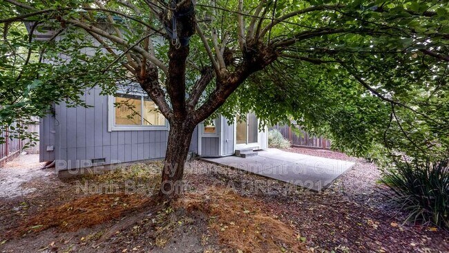 Building Photo - 2070 Pinercrest Dr