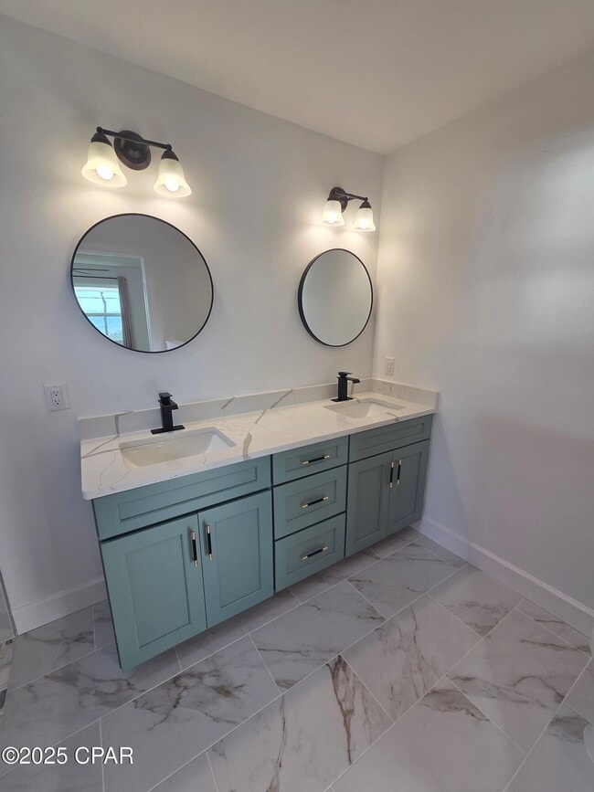 Building Photo - 920 W Beach Dr