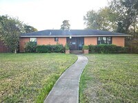 Building Photo - 648 Penguin Dr