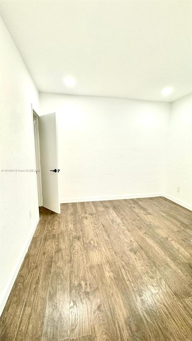 Building Photo - 17175 NE 19th Ave