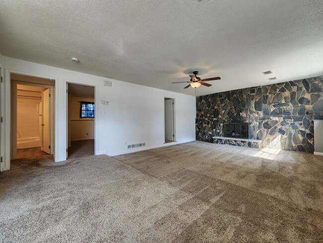Building Photo - 2 Bed 1 Bath Duplex