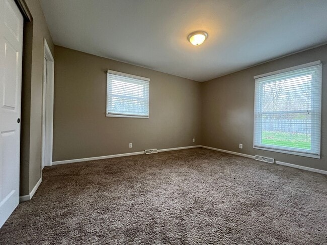 Building Photo - Very Large Home South of Warsaw 4 Bedroom