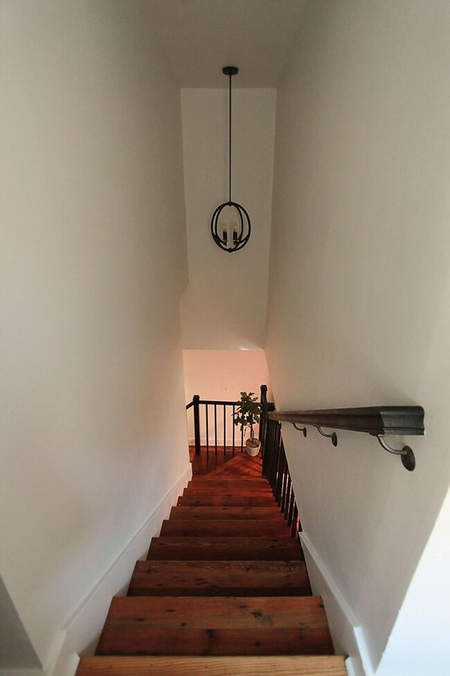 Building Photo - Available 11/1. Beautiful 3 BR/2BA availab...