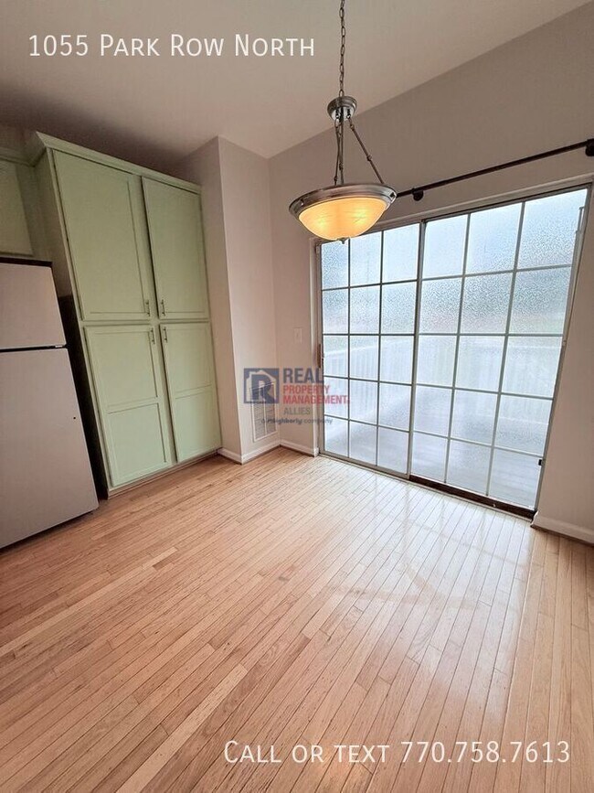 Building Photo - 1055 Park Row N