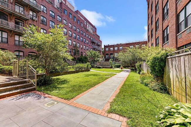 Building Photo - 444 12th St