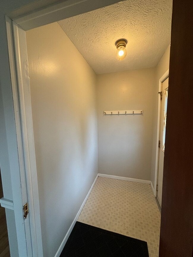 Building Photo - Spacious Home in Gaylord
