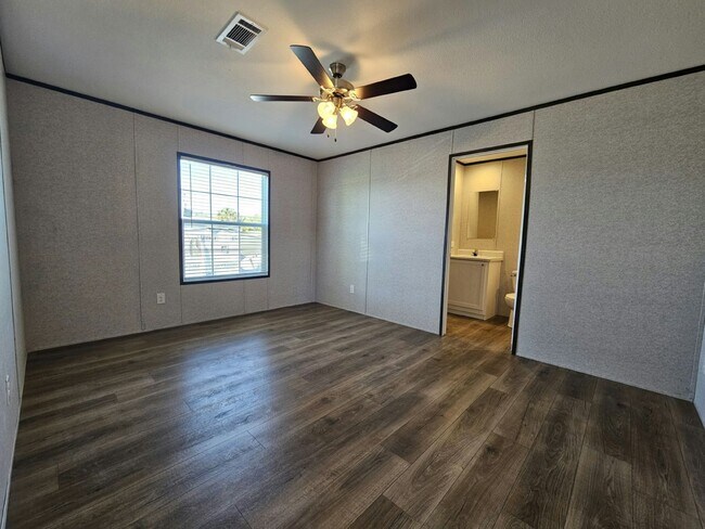 Building Photo - 519 Suwanee Dr