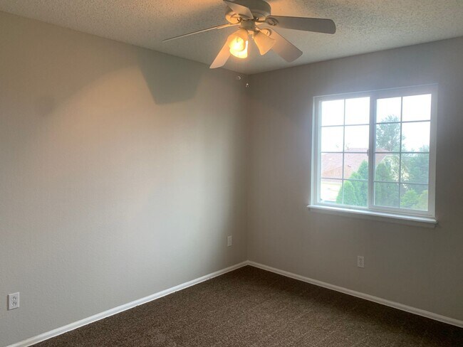 Building Photo - Spacious 4 Bedroom Home