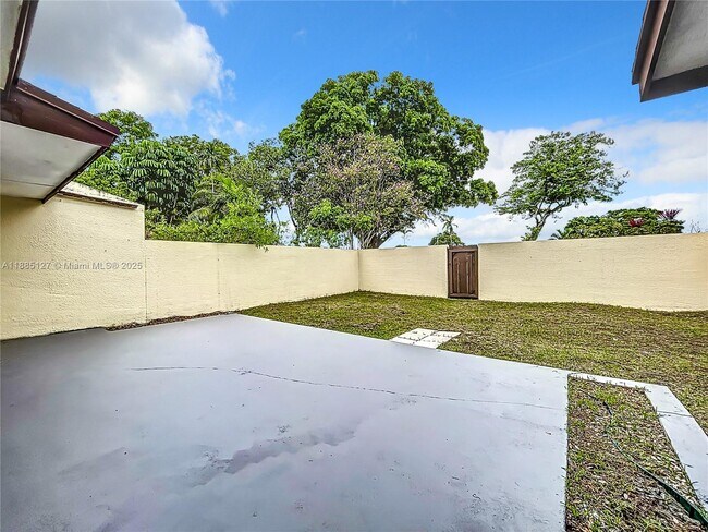 Building Photo - 13804 Kendale Lakes Dr