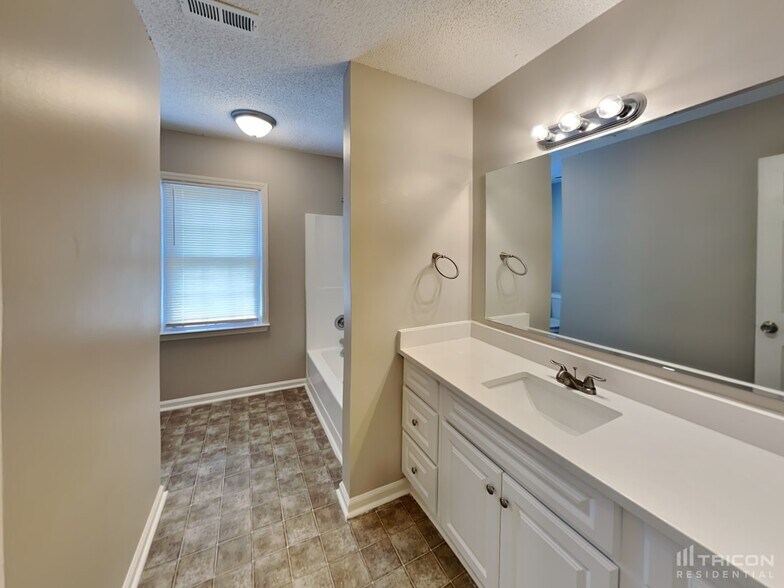 Building Photo - 7400 Palmetto Ct