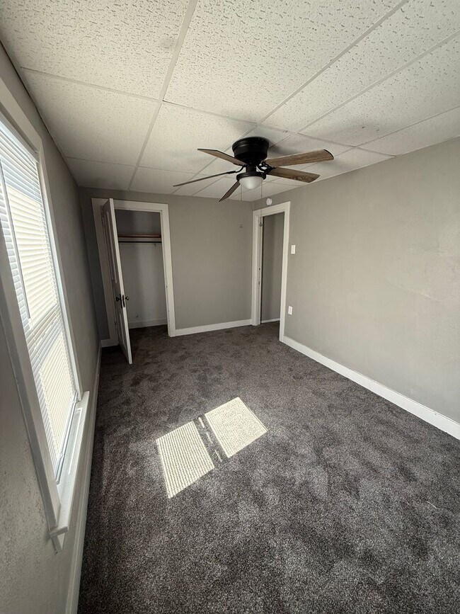 Building Photo - 519 Roup St