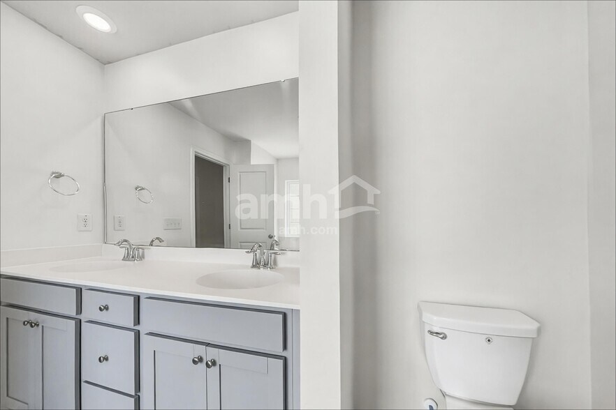 Building Photo - 518 Bush Dr