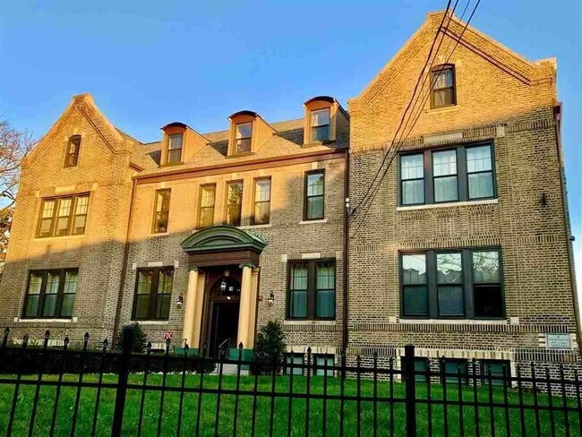 Building Photo - 78 Summit Ave