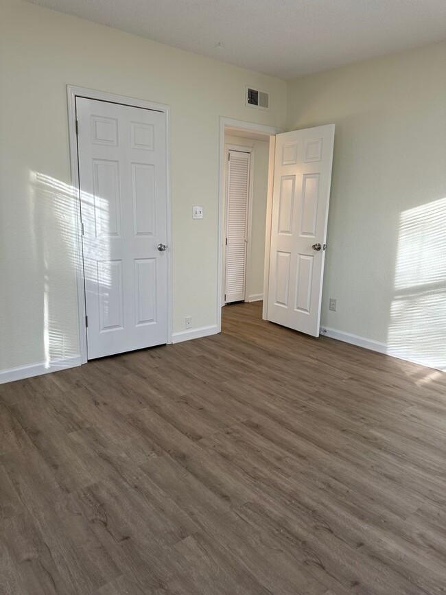 Building Photo - Newly Updated 2 bedroom 1 bath in Excelsio...