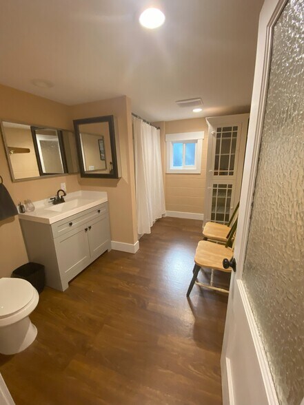 Building Photo - 12705 S Lakeshore Rd