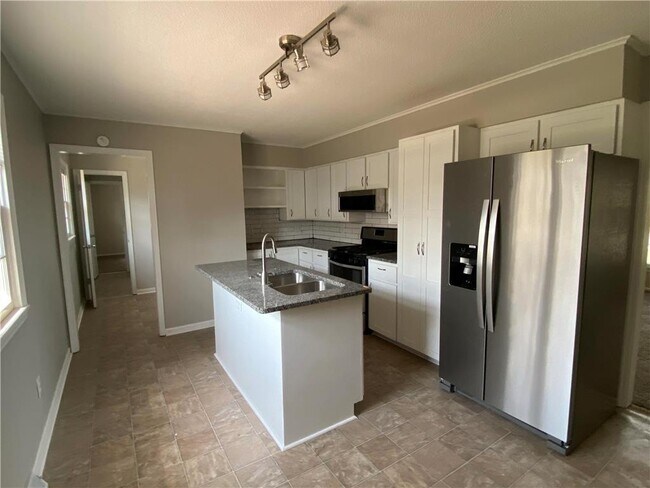 Building Photo - 704 E Culton St