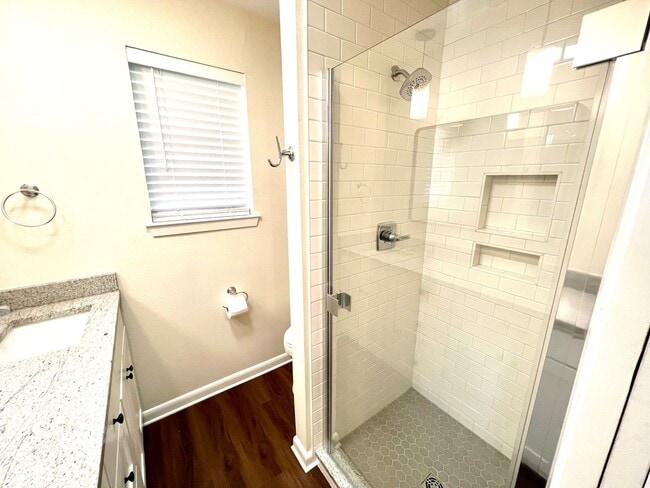 Building Photo - Updated 3 Bedroom Home with All Appliances & Double Garage