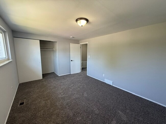 Building Photo - 2 bedroom 1.5 bathroom townhouse - Availab...
