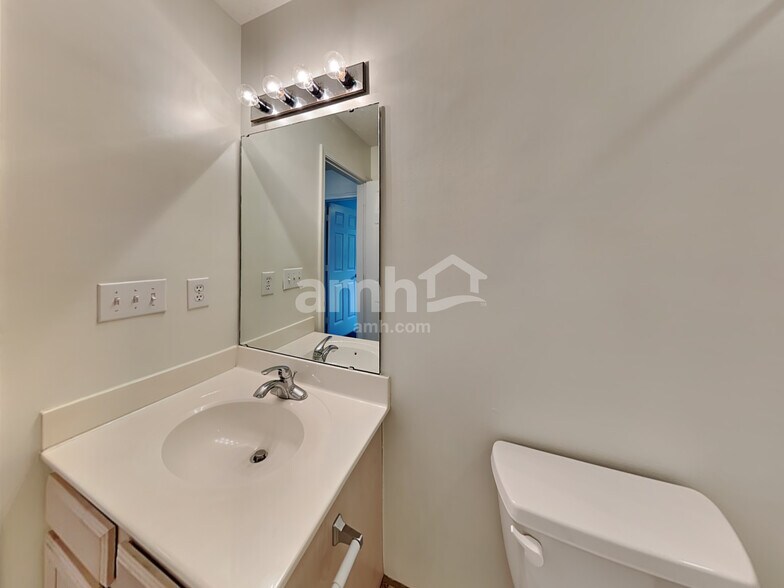 Building Photo - 124 Trayesan Dr