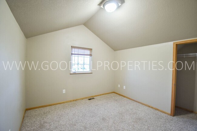 Building Photo - 3 Bedroom, 2.5 Bath 1 1/2 story first floor master suite -Townhome in Urbandale