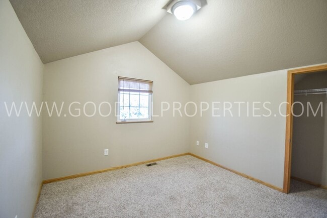 Building Photo - 3 Bedroom, 2.5 Bath 1 1/2 story first floor master suite -Townhome in Urbandale with 2-Car attach...