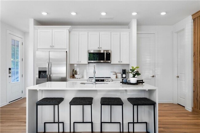 Building Photo - New luxurious townhome steps away from Downtown Acworth!