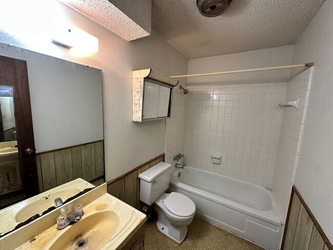 Building Photo - Charming 2 Bed, 1 Bath Near OU Campus