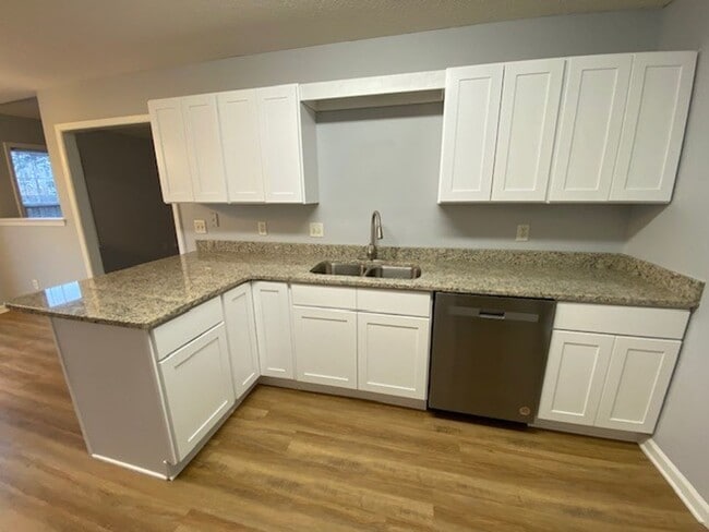 Building Photo - Welcome to this beautiful 4 bedroom, 2 bathroom home located in the desirable area of Wilmington,...