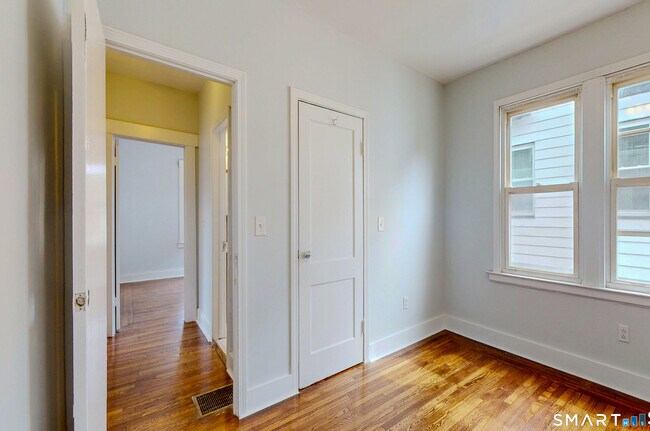 Building Photo - 51 Mead St