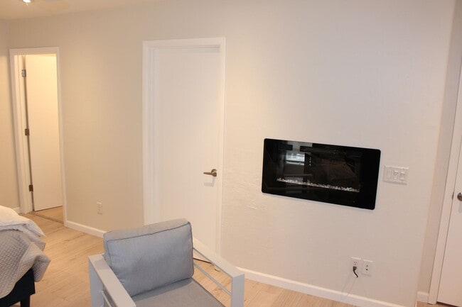 Building Photo - 4-Bedroom Furnished Home in University Hei...