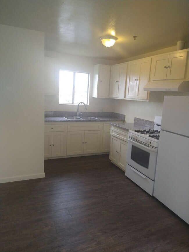 Interior Photo - 8209-8211 S Broadway