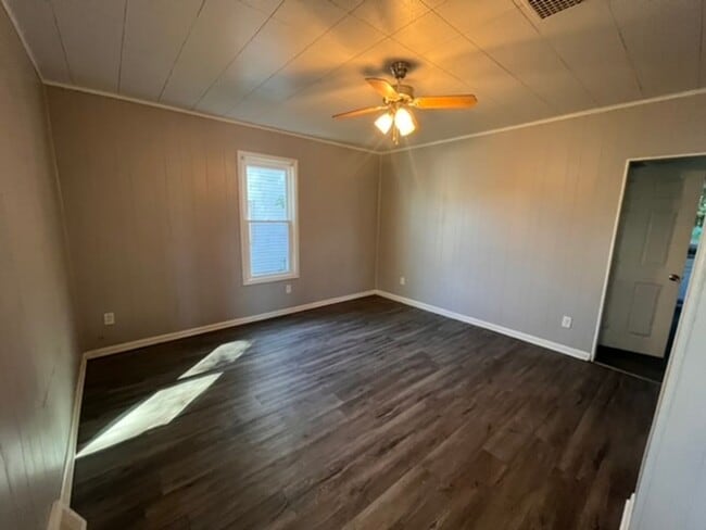 Building Photo - 3 Bedroom 1 Bath House in East Moline