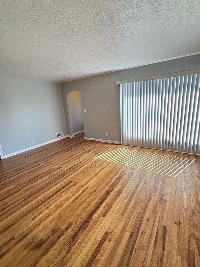 Building Photo - August Rent Free! 5 Bed 2 Bath Single Fami...