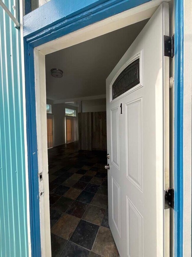 Building Photo - 915 Broadway St