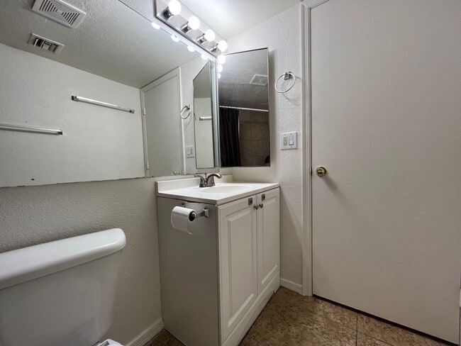 Building Photo - Apply Here www.realty480pm.appfolio.com/listings