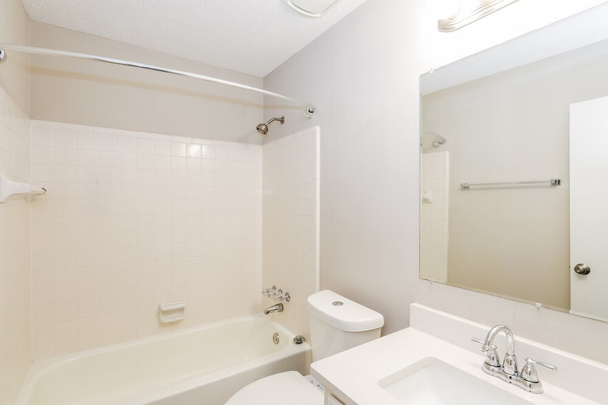 Building Photo - 10319 Briarbay Loop