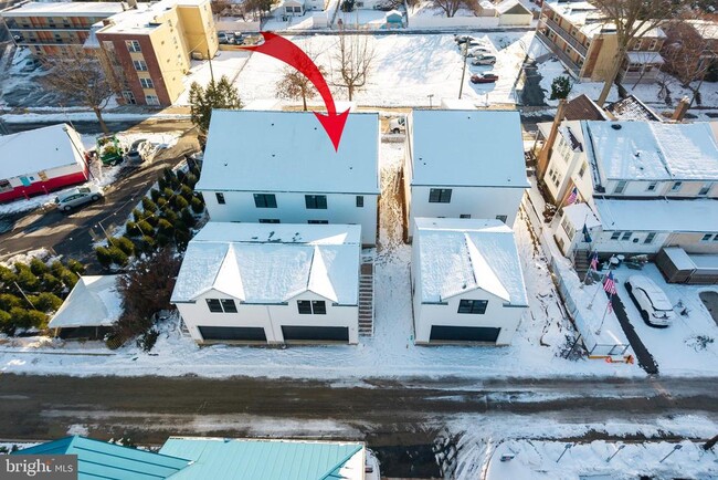 Building Photo - 453 E Franklin St