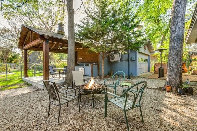 Building Photo - 9551 E Lake Highlands Dr