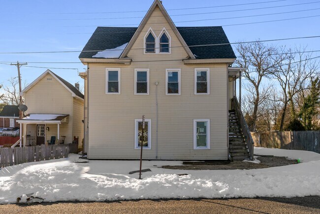 Building Photo - 126 S 4th St