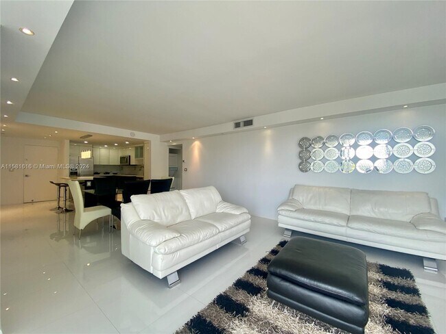 Building Photo - 3731 N Country Club Dr