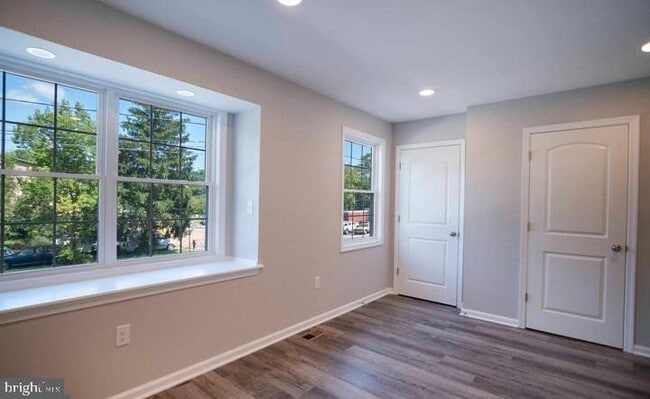 Building Photo - 31 W Duck St