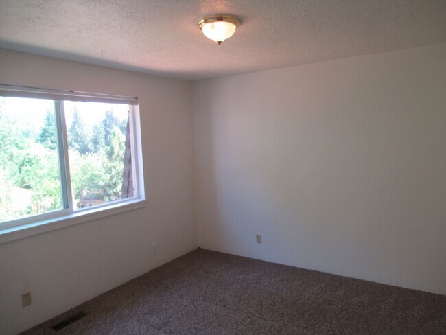 Building Photo - Nice Clean Two Bedroom w/ Private Backyard