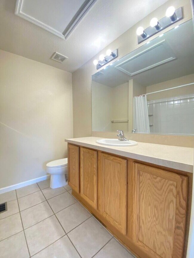 Building Photo - AVAILABLE MAY 10TH 2BD/2.5 BATH TOWNHOME IN THE EXCLUSIVE WYNCHASE COMMUNITY!!