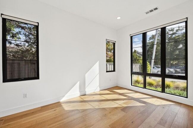 Building Photo - Luxurious Modern Single Family Home in West Menlo Park Available Now!