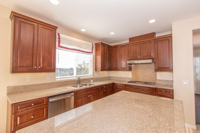 Building Photo - 4 Bed / 2.5 Bath Home with Premium Panoram...
