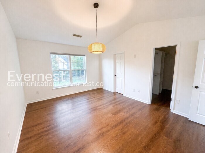 Building Photo - 164 Foxtail Dr