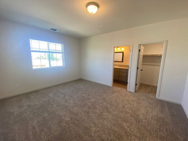 Building Photo - 3/2.5 home in Private Gated Community with Yard