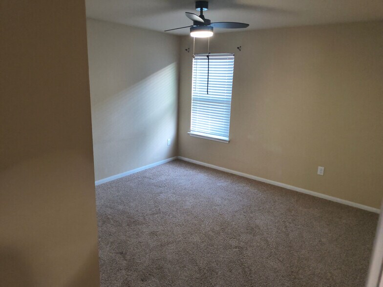 Building Photo - Room in House on Riparian Rd