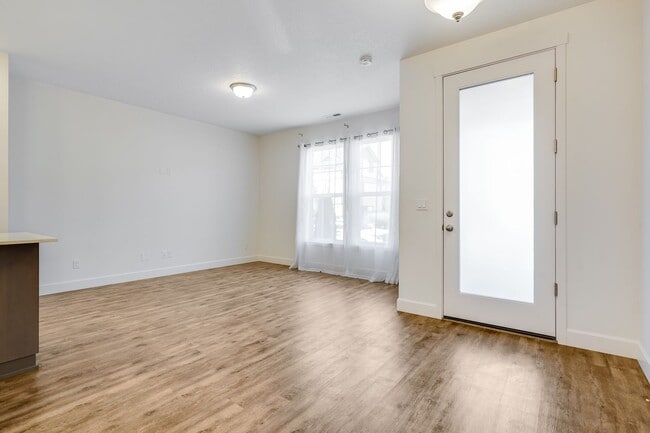 Building Photo - Beautiful Newer Build 3 Bed 2.5 Bath Reed'...